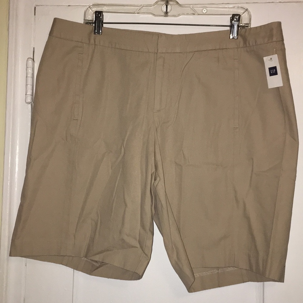 GAP tan shorts